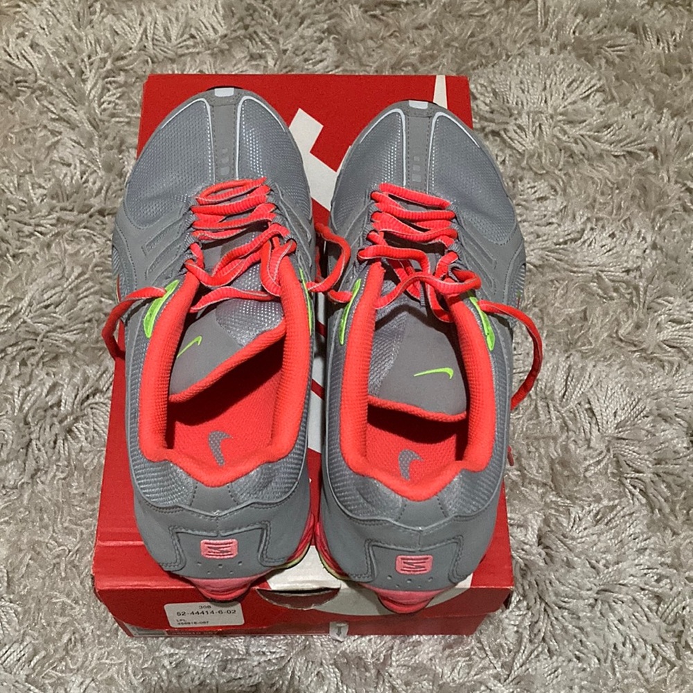 Womens size 10 Nike shox Navina